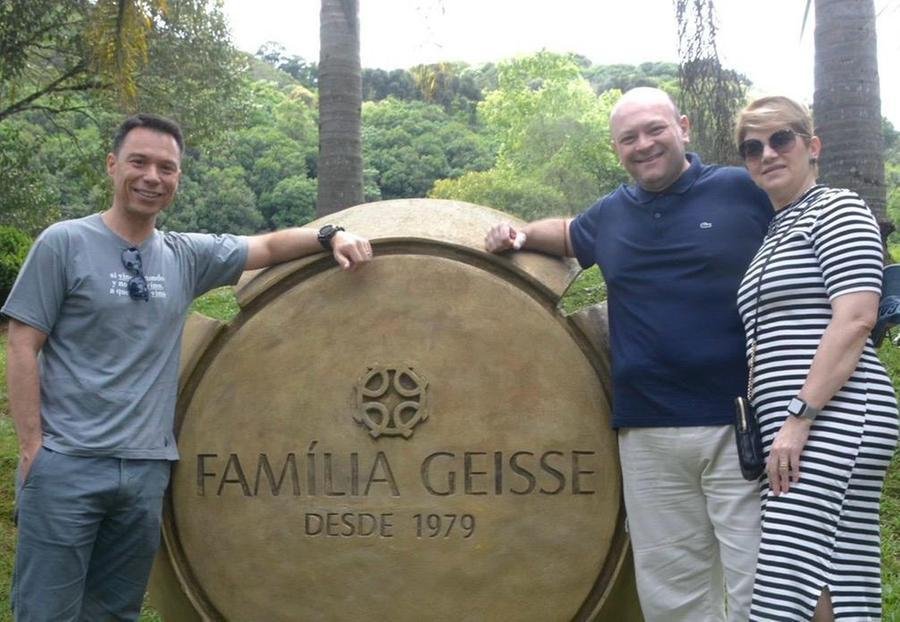 Daniel Geisse, da vin&iacute;cola Geisse, recebeu o diretor presidente do Correio do Povo, Marcelo Dantas, e a mulher, Lina Dantas