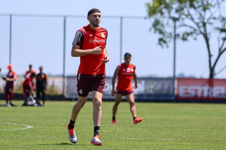 Rogel, recuperado de les&atilde;o, tem chance de come&ccedil;ar a partida contra o Atl&eacute;tico-MG, s&aacute;bado, na Arena MRV