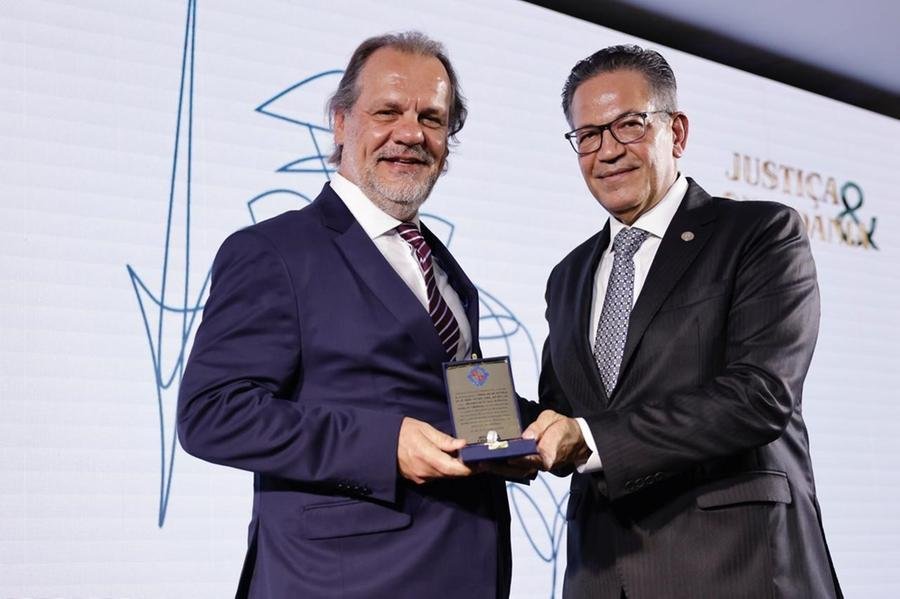 Desembargador Alberto foi homenageado ontem em Bras&iacute;lia
