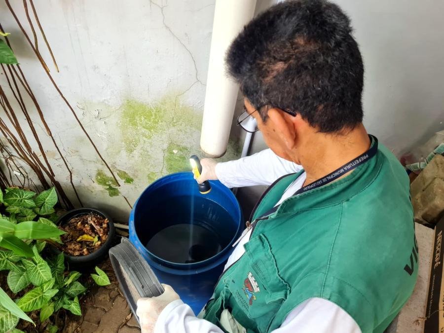 Agentes devidamente identificados devem realizar as visitas para verificar pontos de &aacute;gua parada e orientar moradores