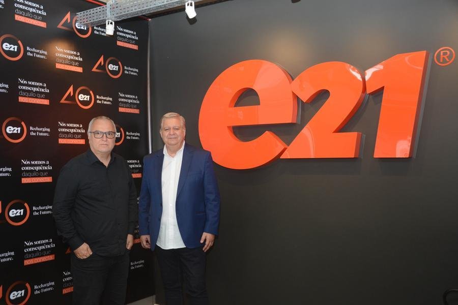 Diretor-presidente da e21, Luciano Vignoli (dir.), ao lado do diretor de Rela&ccedil;&otilde;es com o Mercado, Samir Salimen (esq.)
