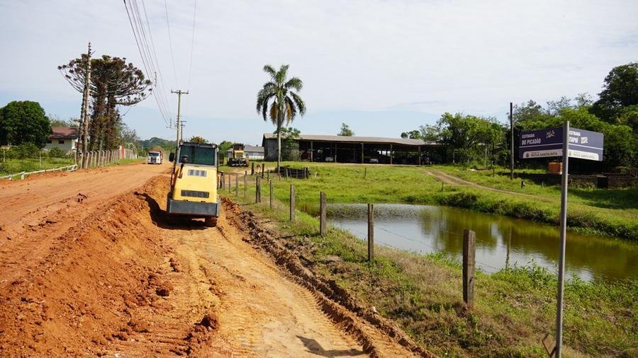 No primeiro momento, a estrada est&aacute; sendo aterrada em um trecho de um quil&ocirc;metro, com terra e argila