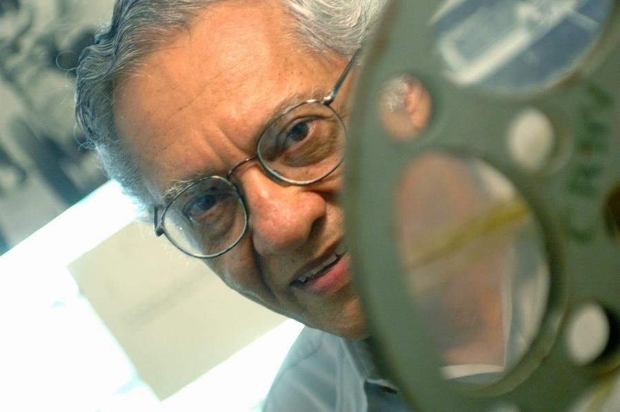 Cineasta Vladimir Carvalho ao lado de um rolo de filme