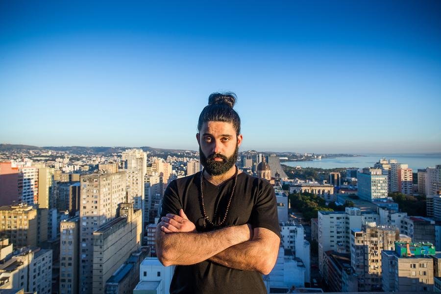 O trabalho traz influ&ecirc;ncia r&iacute;tmica regional e m&uacute;sicas contempor&acirc;nea e urbana