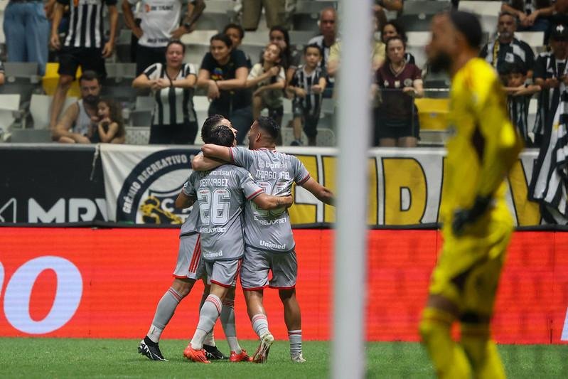 Jogadores do Inter comemoram gol em Minas