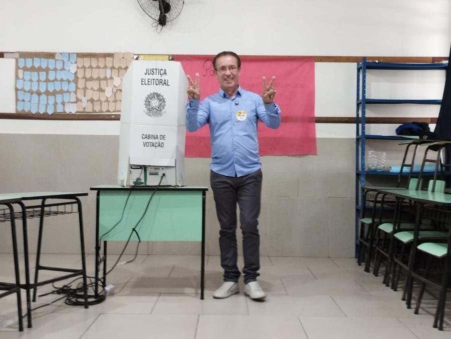 Candidato do PL Airton Souza vota em Canoas
