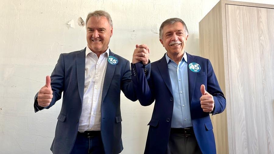 Candidatos Adilo Didomenico (de camisa azul) e o vice durante vota&ccedil;&atilde;o
