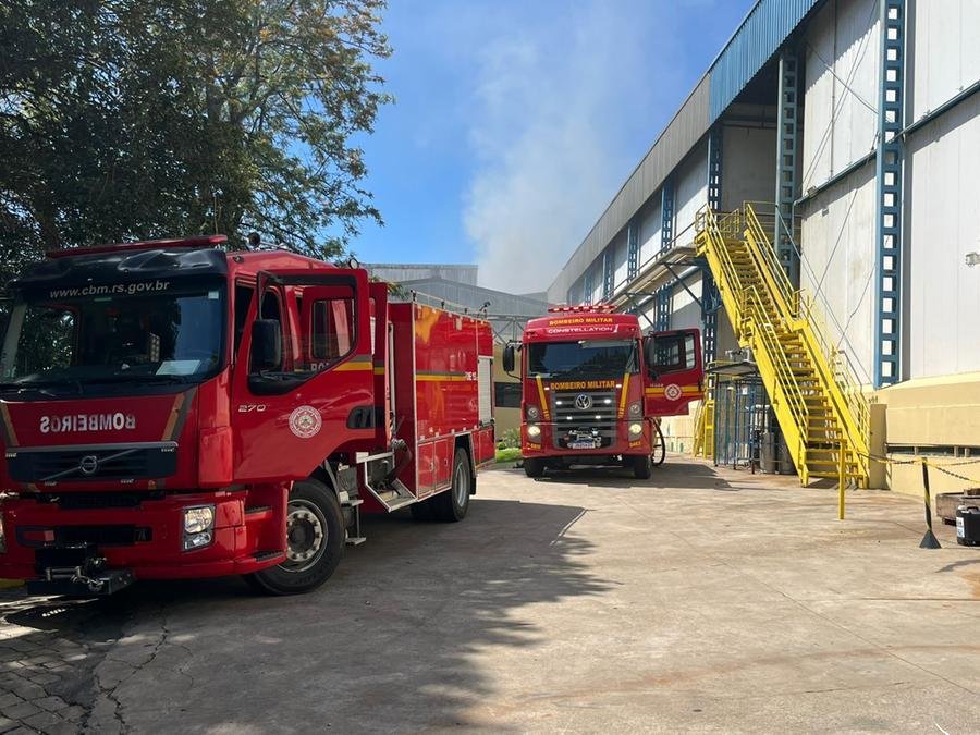 Com aux&iacute;lio de caminh&otilde;es-tanque, bombeiros conseguiram controlar inc&ecirc;ndio na unidade da JBS em Passo Fundo