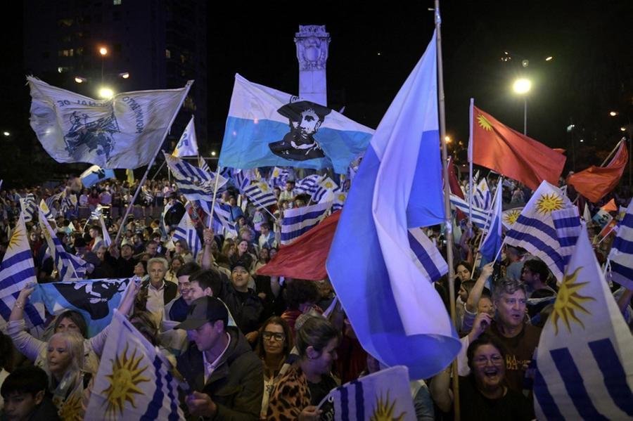 Al&eacute;m de votar para presidente, deputados e senadores, os uruguaios puderam se manifestar em rela&ccedil;&atilde;o a dois plebiscitos