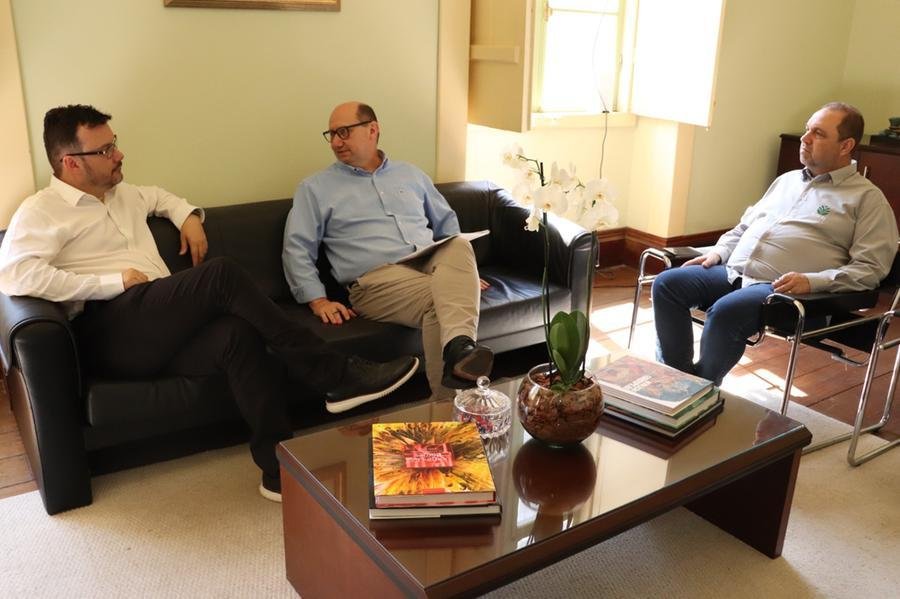 Chefe da Casa Civil, Artur Lemos (E) garantiu recursos em reuni&atilde;o com o deputado Weber e o presidente da Fetag-RS, Carlos Joel da Silva