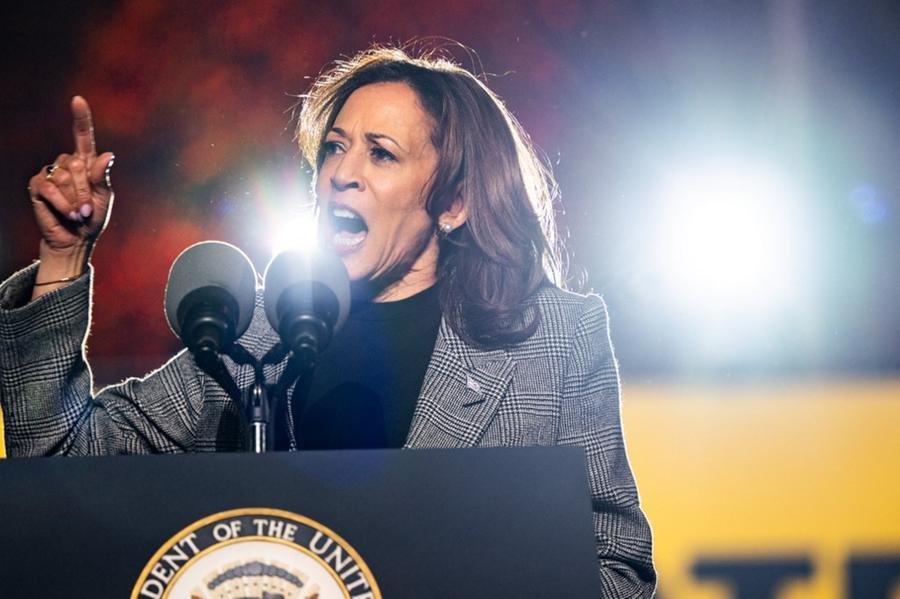Kamala Harris faz alega&ccedil;&otilde;es finais contra Trump