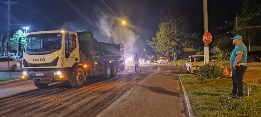 Na  avenida Rio Branco, no bairro Ana Rech o asfaltamento ocorre a noite para minimizar transtornos
