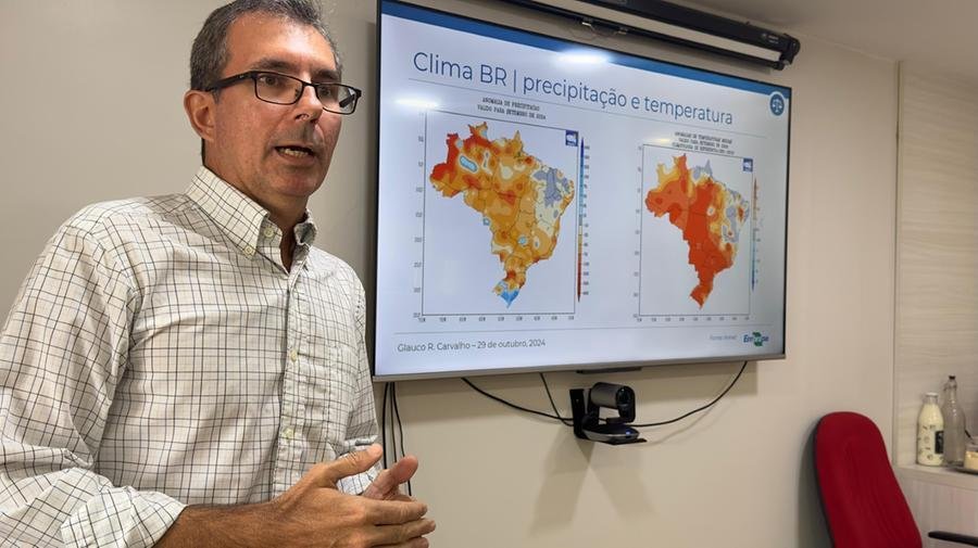 Glauco Carvalho, economista e pesquisador da Embrapa Gado de Leite, em reuni&atilde;o do Conseleite na manh&atilde; desta ter&ccedil;a-feira, 29