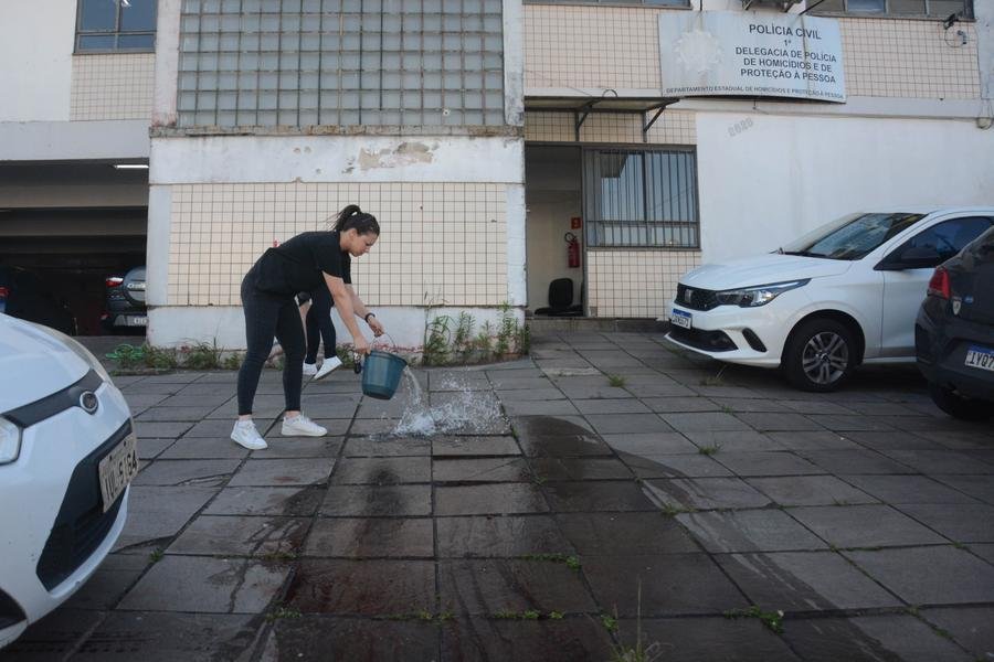 Tiros chegaram a atingir delegacia