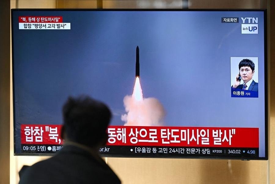 Coreia do Norte lan&ccedil;a m&iacute;ssil bal&iacute;stico de longo alcance