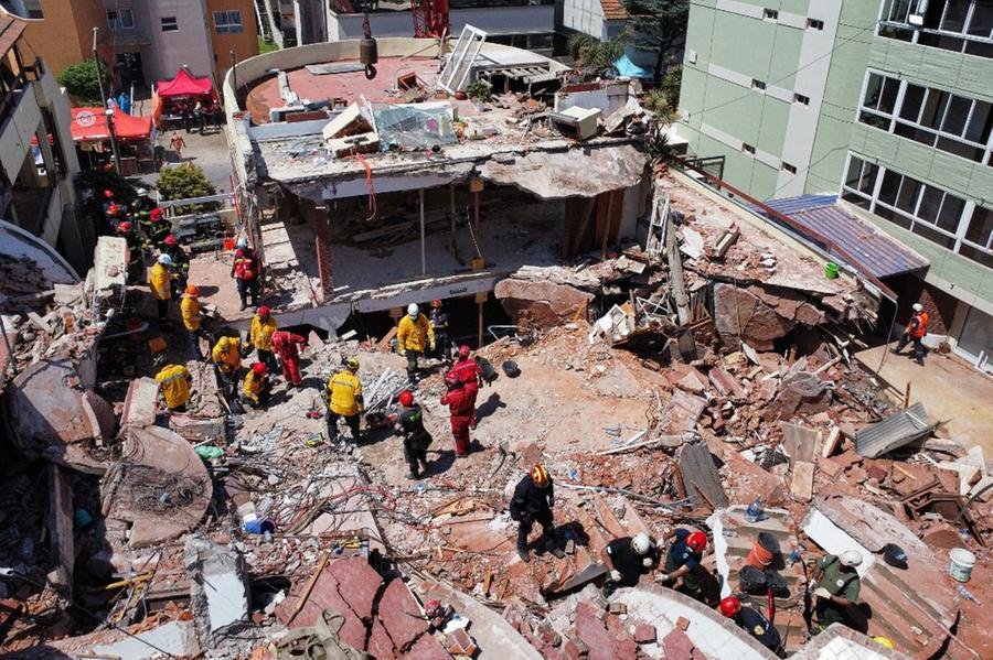 Socorristas trabalham com c&atilde;es, drones, sonares, sondas com c&acirc;meras e microfones  para achar sobreviventes