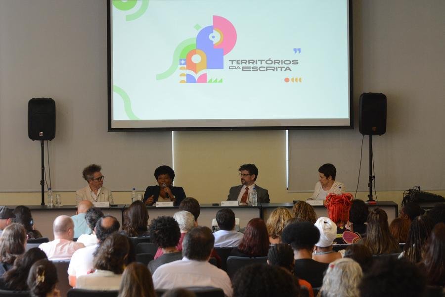 Ministra da Cultura, Margareth Menezes, participa do lan&ccedil;amento do Projeto Territ&oacute;rios da Escrita no Centro Cultural da Ufrgs