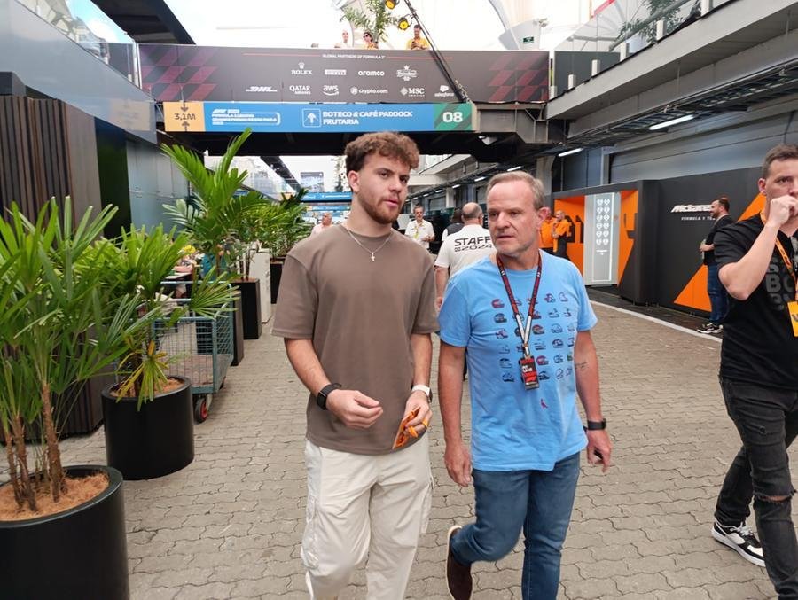 Barrichello (com filho Fernando na foto) venceu 11 corridas na F1 e levou dois t&iacute;tulos na Stock Car