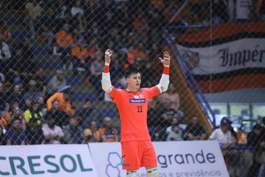Pedro defende o gol da ACBF no cl&aacute;ssico contra o Jaragu&aacute;
