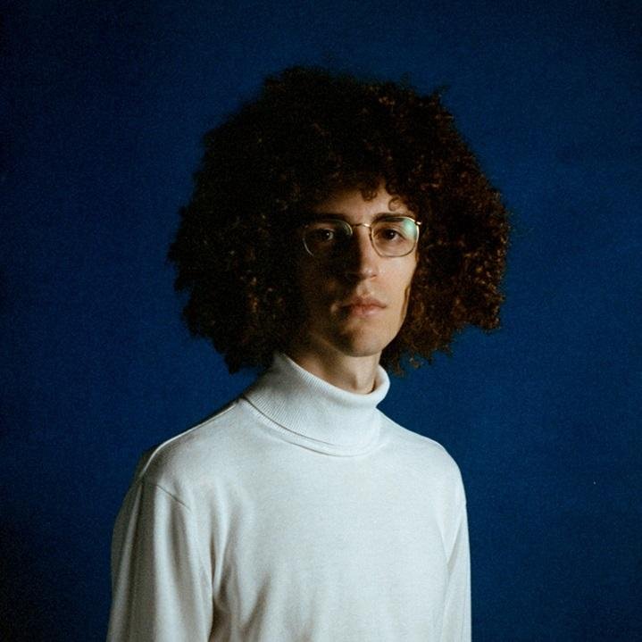 Chico Bernardes faz show de lan&ccedil;amento  de seu segundo &aacute;lbum, Outros Fios, em Porto Alegre, neste s&aacute;bado, 2, &agrave;s 20h, na Casa Baka