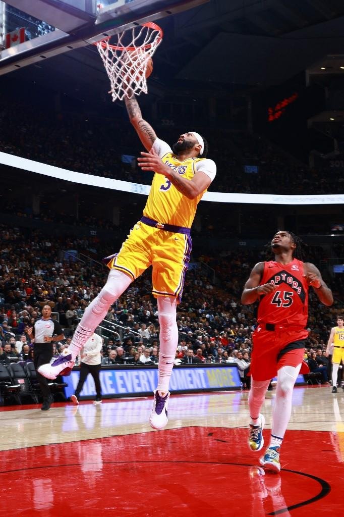Anthony comandou a vit&oacute;ria do Lakers sobre o Raptors