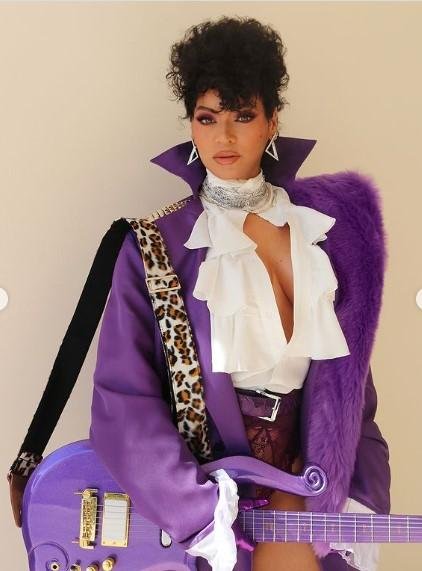 Beyonce como o cantor Prince, com estilo que marcou o cl&aacute;ssico &ldquo;Purple Rain&rdquo;