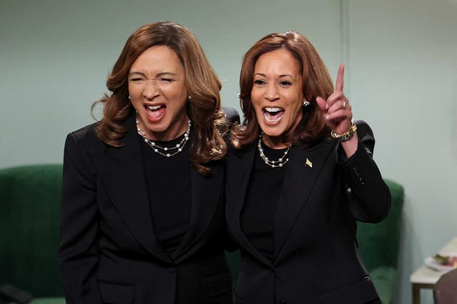 Kamala Harris faz apari&ccedil;&atilde;o surpresa em programa