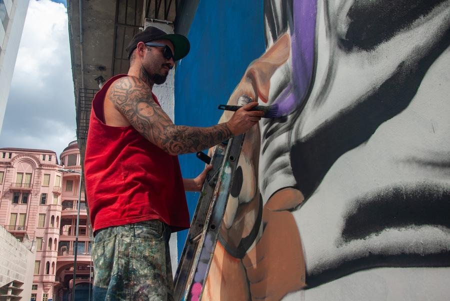 O grafiteiro Erick Citron &eacute; um dos artistas que participam da interven&ccedil;&atilde;o no local