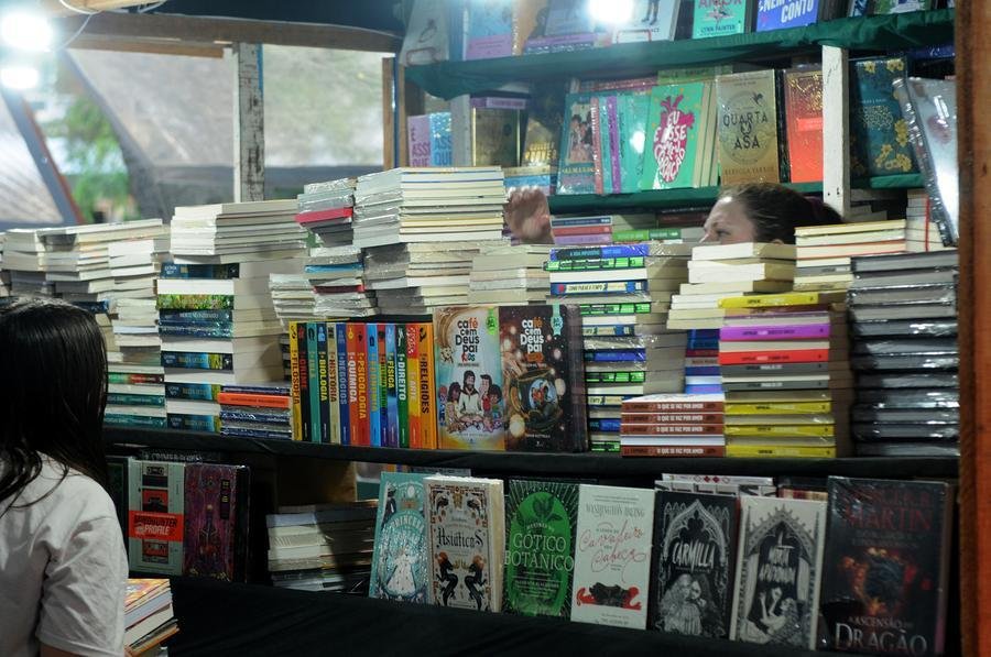 Op&ccedil;&otilde;es de livros em diferentes g&ecirc;neros &eacute; uma das caracter&iacute;sticas da Feira do Livro de Porto Alegre