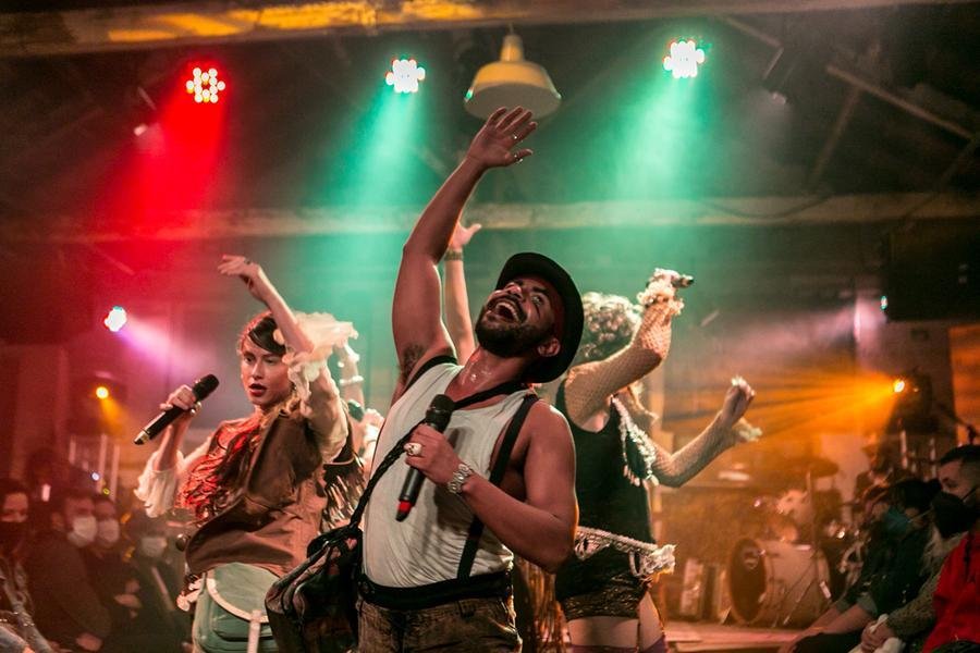 Em ambienta&ccedil;&atilde;o de um bar decadente, a pe&ccedil;a apresenta personagens que vivem imersos em bebidas, jogos e sedu&ccedil;&atilde;o