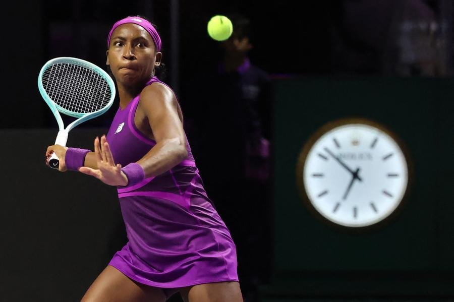Coco Gauff avan&ccedil;a as semis do WTA Finals