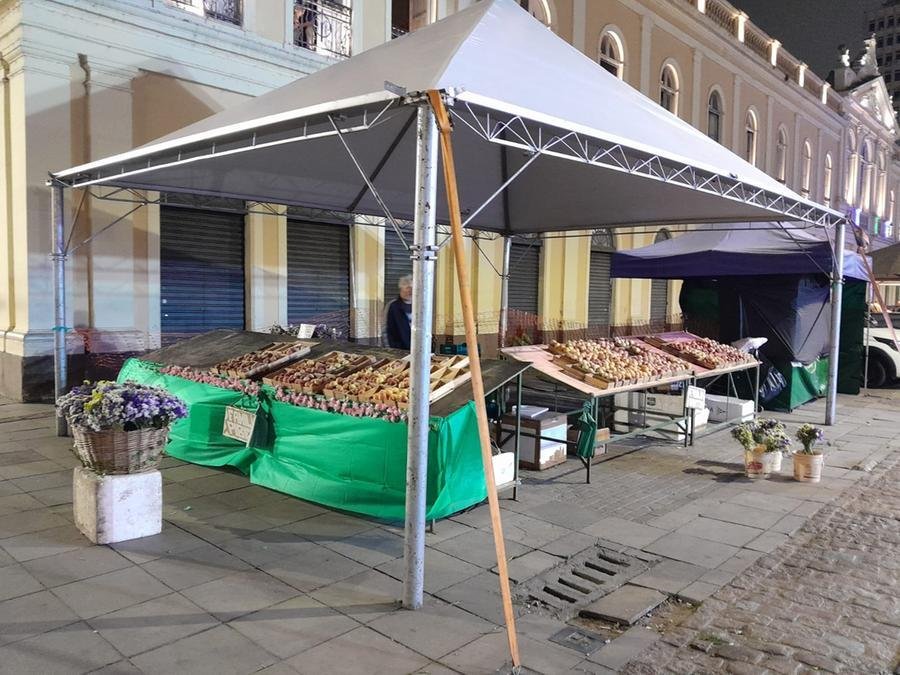 Feira do P&ecirc;ssego dever&aacute; permanecer pelo menos at&eacute; dezembro no Largo Gl&ecirc;nio Peres, junto ao Mercado P&uacute;blico