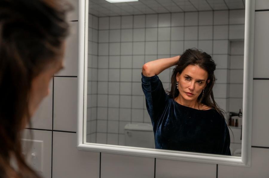 Atriz Demi Moore no filme  'A Subst&acirc;ncia', que prop&otilde;e reflex&otilde;es sobre o etarismo