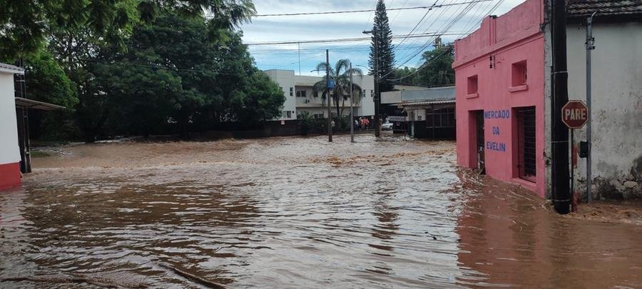 Bairro Centro &eacute; atingido por forte chuva em S&atilde;o Sep&eacute;