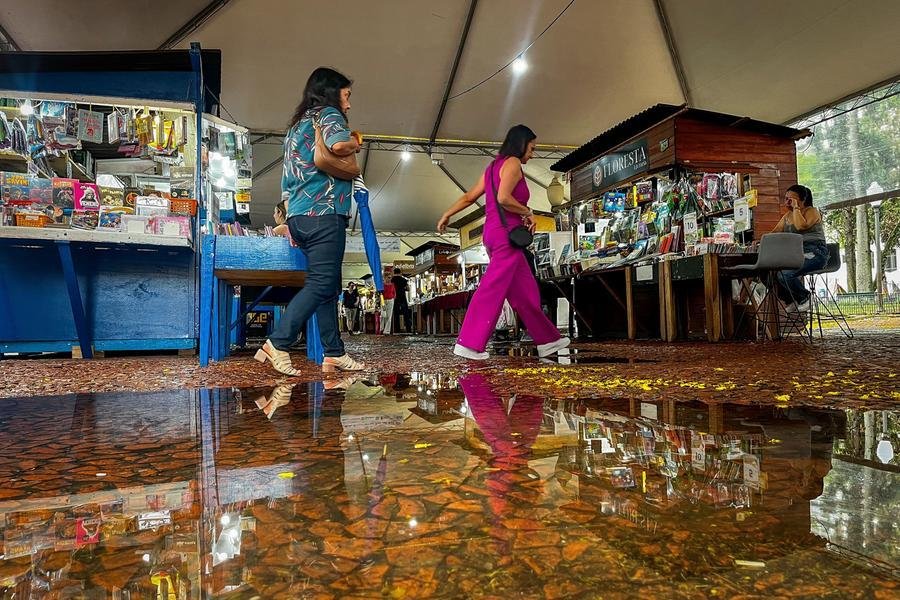 &Aacute;gua chegou a atingir livros que estavam expostos nas bancas