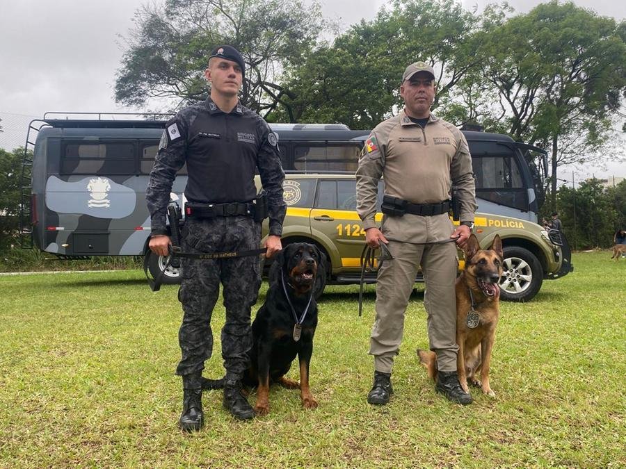 Da esq. para direita: soldados Garcia e Moraes, com Will e Dyaco, respectivamente