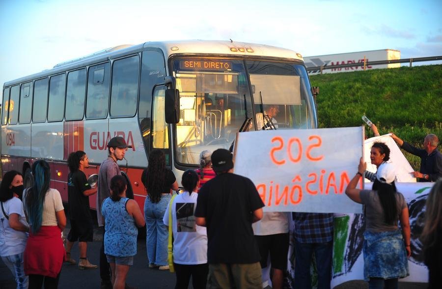 Moradores pararam &ocirc;nibus da empresa durante o protesto