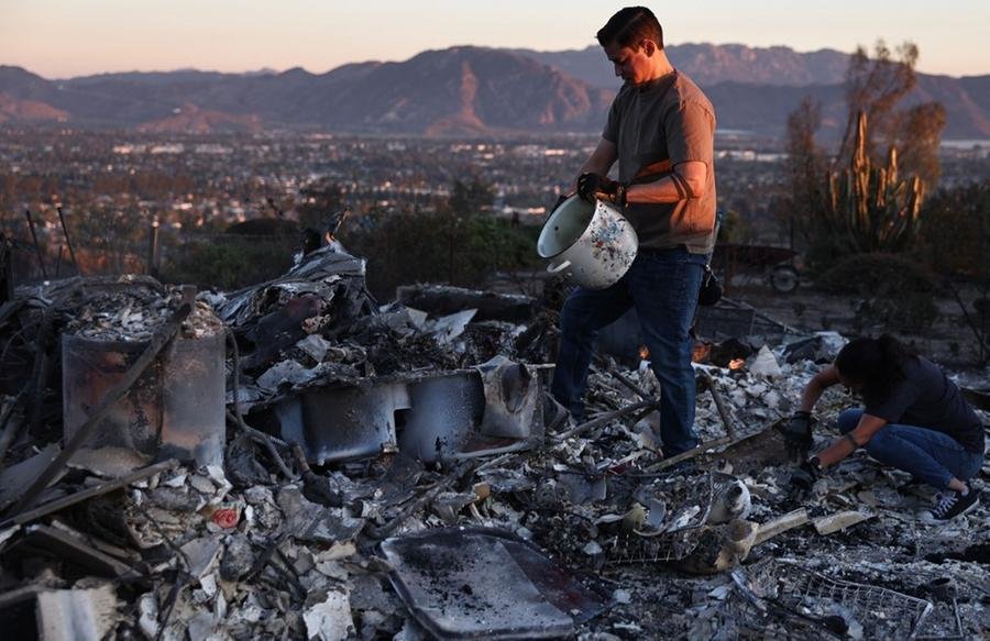 Um inc&ecirc;ndio reduziu a cinzas mais de 100 casas e amea&ccedil;ava mais de 11 mil constru&ccedil;&otilde;es na Calif&oacute;rnia