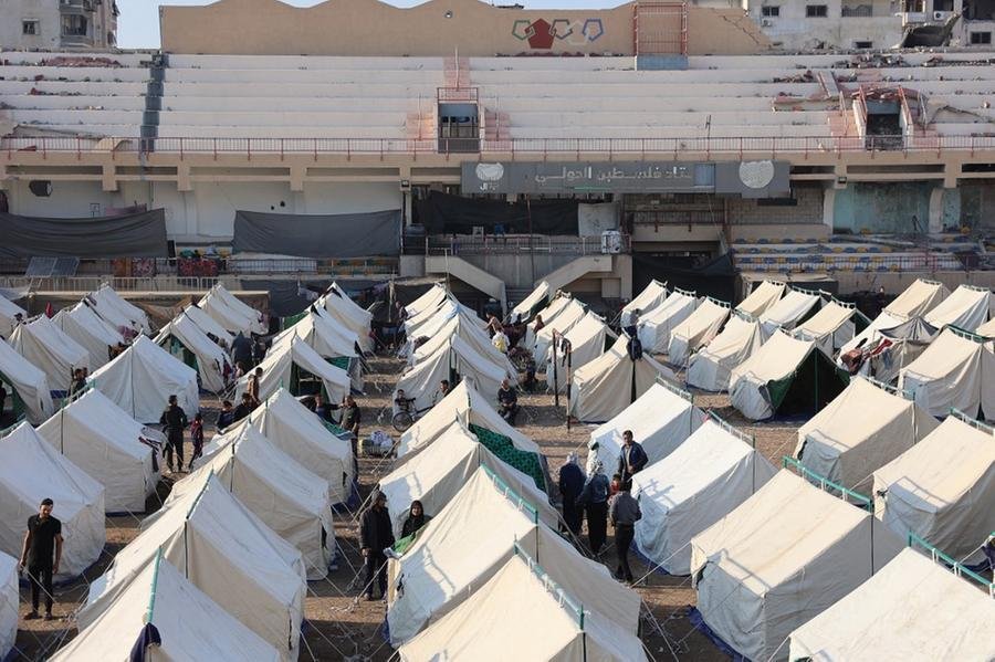 Milhares est&atilde;o refugiados ap&oacute;s perderem lares em meio a bombardeios  e deslocamentos for&ccedil;ados