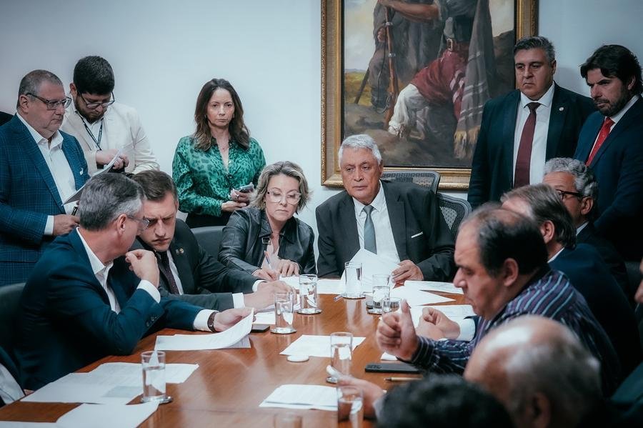 Reuni&atilde;o de l&iacute;deres definiu a pauta de vota&ccedil;&otilde;es desta ter&ccedil;a-feira, contemplando projetos como o Or&ccedil;amento do Estado e o plano de carreiras do Minist&eacute;rio P&uacute;blico, mas sem incluir a proposta relacionada &agrave; avia&ccedil;&atilde;o agr&iacute;cola
