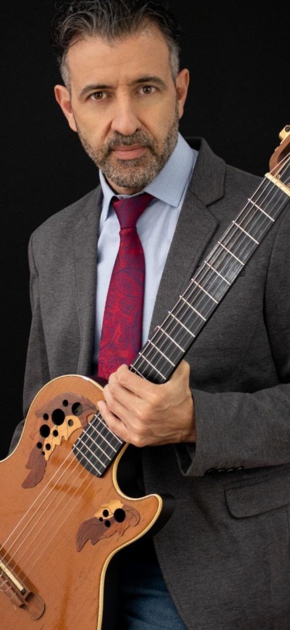 Fabiano La Falce, m&uacute;sico com repert&oacute;rio de can&ccedil;&otilde;es italianas