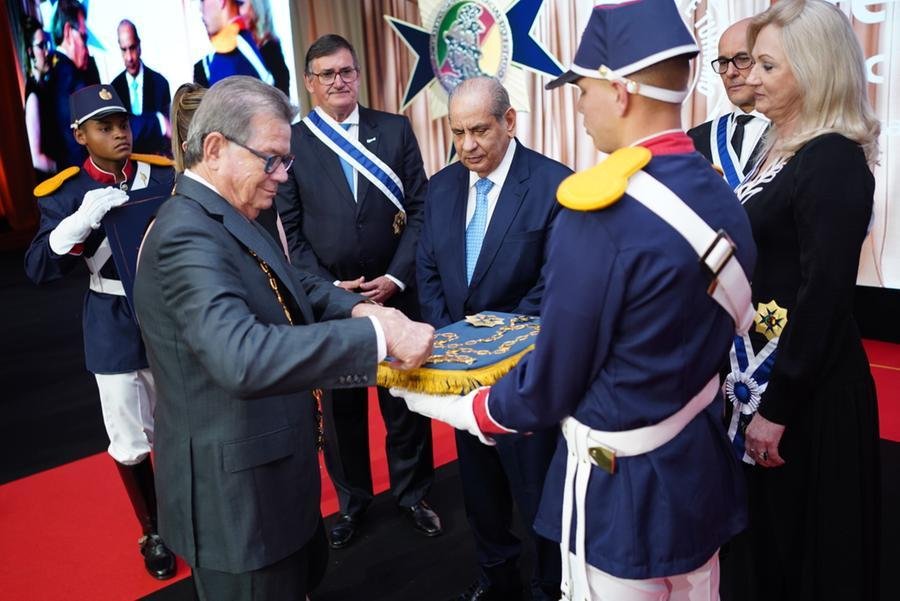 Tadros recebe distin&ccedil;&atilde;o das m&atilde;os do presidente da Fecom&eacute;rcio-RS, Luiz Carlos Bohn