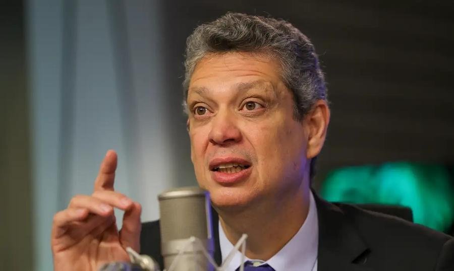 Ministro afirmou que vai esperar encaminhamento do Congresso para n&uacute;cleo do governo discutir PEC 6x1