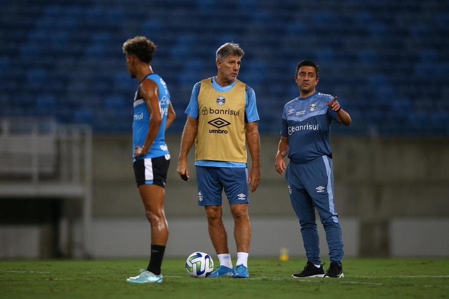 Pedro Aguiar comanda a log&iacute;stica do Gr&ecirc;mio e tem a confian&ccedil;a de Renato no vesti&aacute;rio gremista