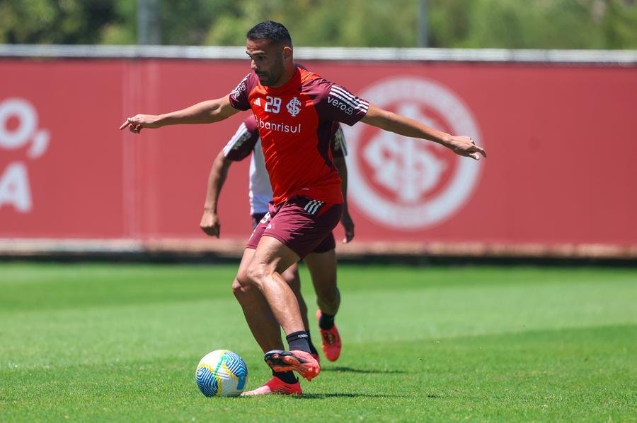 Thiago Maia sofreu pancada no joelho, mas voltou ao treino e n&atilde;o preocupa