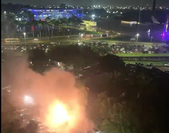 Nas redes sociais, circulam imagens de um carro explodindo no estacionamento da C&acirc;mara dos Deputados