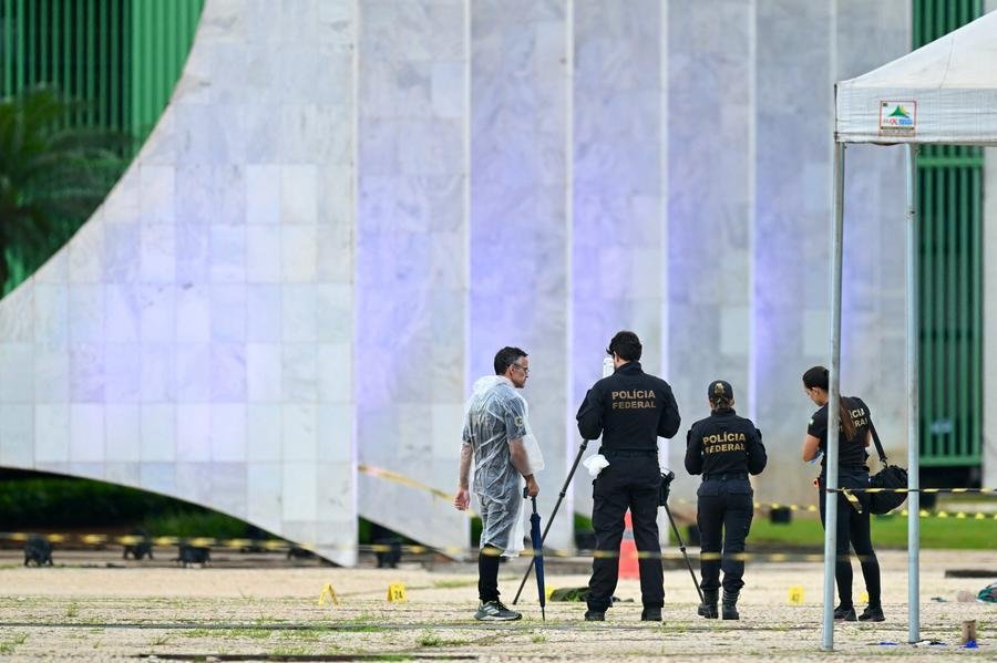 Homem lan&ccedil;ou artefatos explosivos em dire&ccedil;&atilde;o ao Supremo Tribunal Federal (STF) e, ap&oacute;s isso, se matou