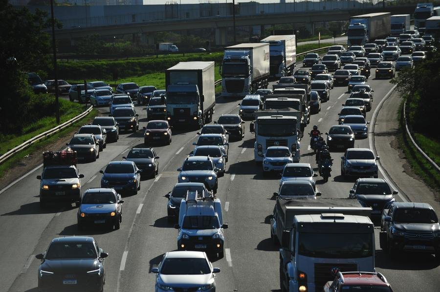Freeway registra movimento intenso em dire&ccedil;&atilde;o ao Litoral Norte desde o in&iacute;cio da tarde