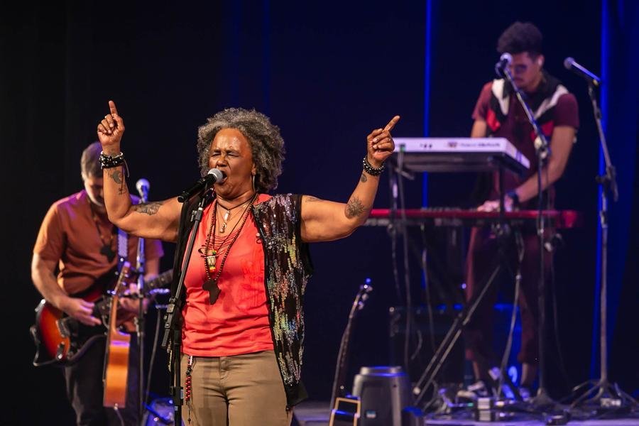 Sandra S&aacute; apresentou releituras de seus cl&aacute;ssicos, ao lado da Escola de Samba Bambas da Orgia