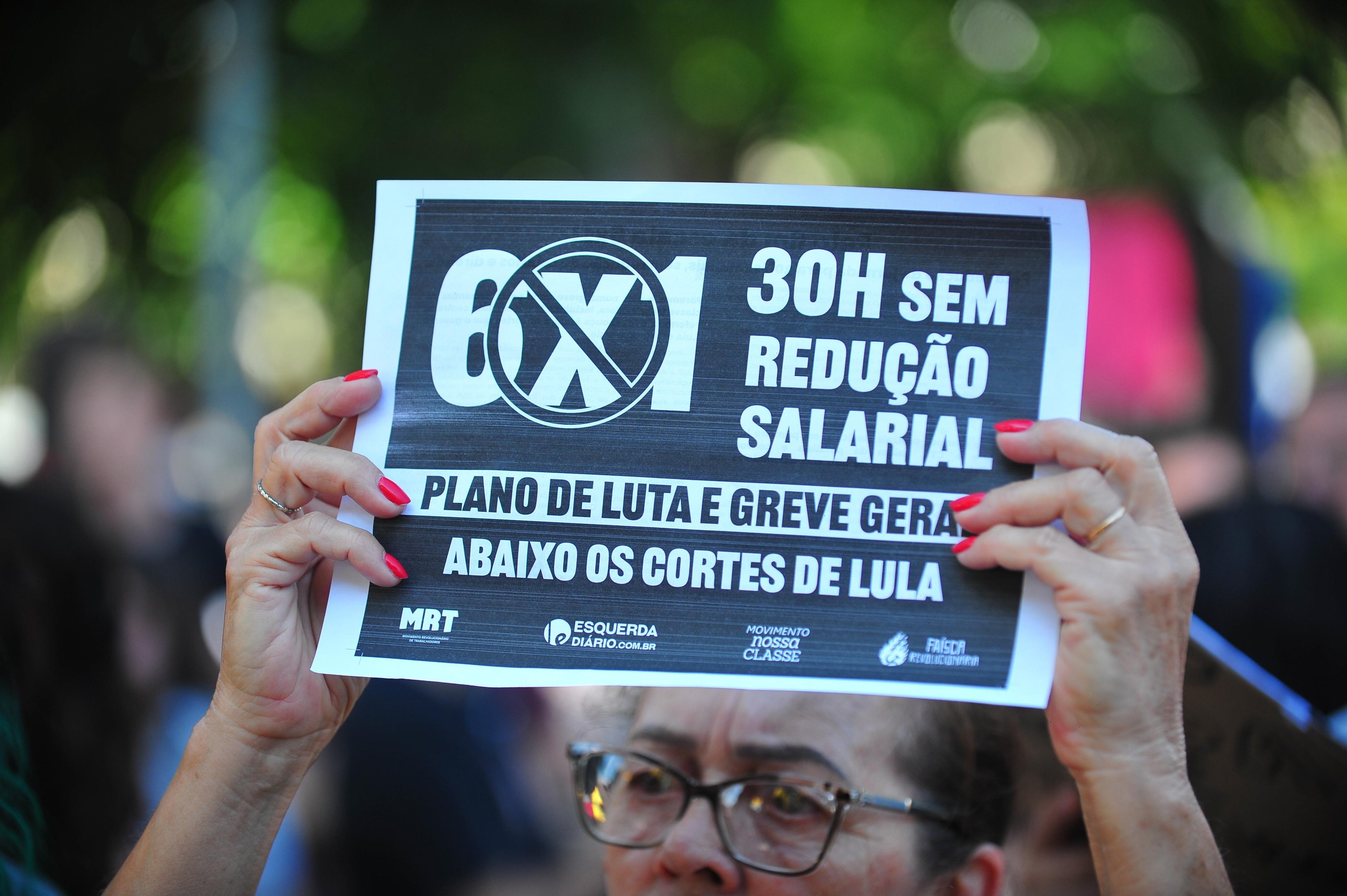 Entidade calculou dois cen&aacute;rios: compensando a medida com horas extras ou com novas contrata&ccedil;&otilde;es